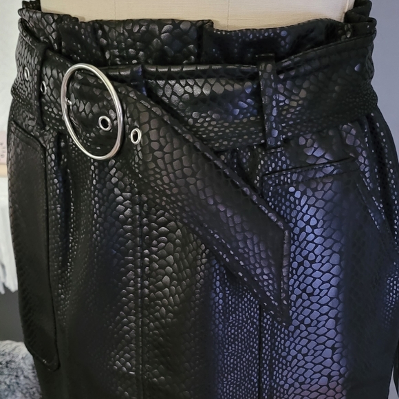 Black mini skirt snakeskin imitation with belt. - Picture 2 of 3